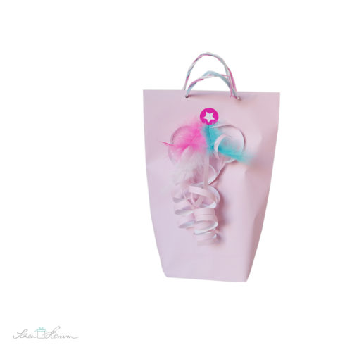Geschenkverpackung, rosa, mit Federn in pink und blau