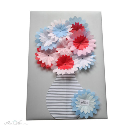 originelle Geschenkverpackung mit Papierblumen zum Geburtstag