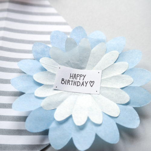 Papierblumen basteln aus Seidenpapier, Geburtstagsgeschenk
