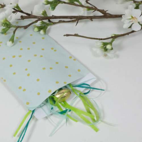 Geschenkverpackung mintgrün mit Pünktchen und Ostergras zu Ostern